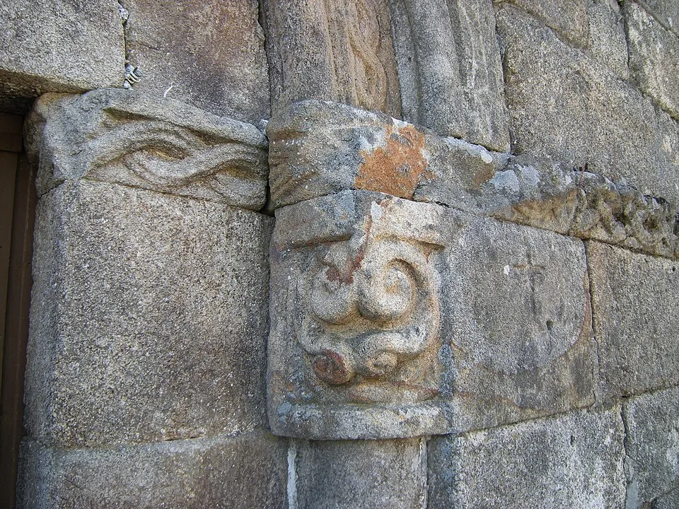 Capitel de pedra con talos enroscados na portada occidental